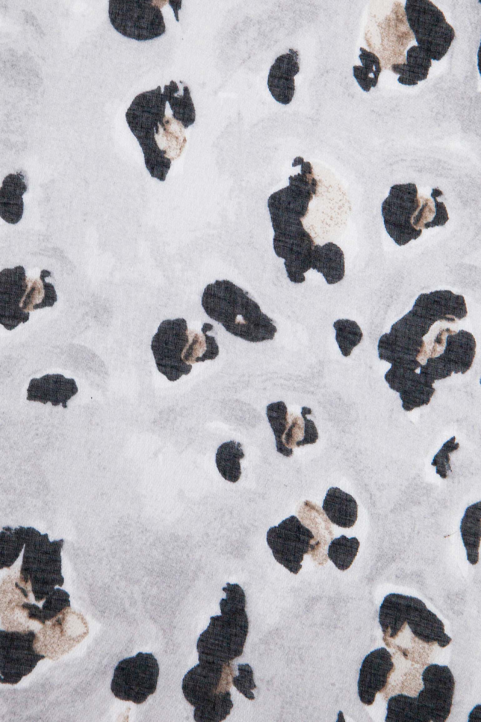 raya-lightweight-scarf-grey-leopard-print-close-up-animal-pattern
