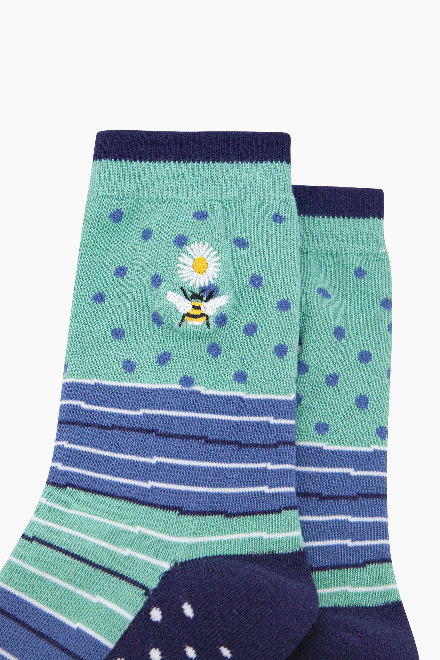 Embroidered-Bee-Daisy-Combed-Cotton-Socks-in-Green-closeup