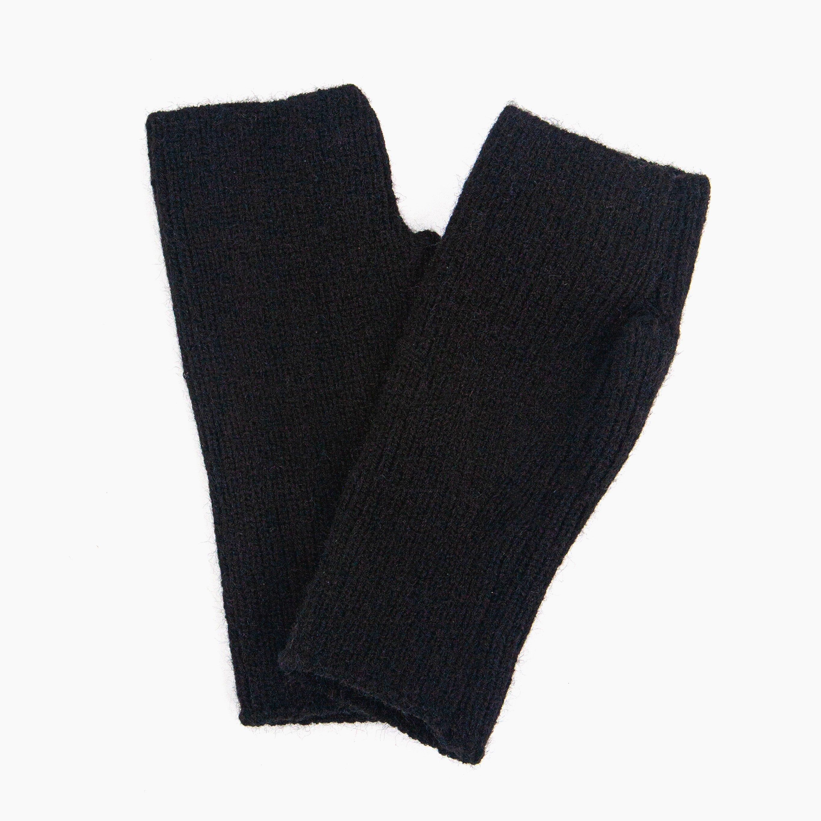 dylan-wrist-warmers-black-knitted-close-up