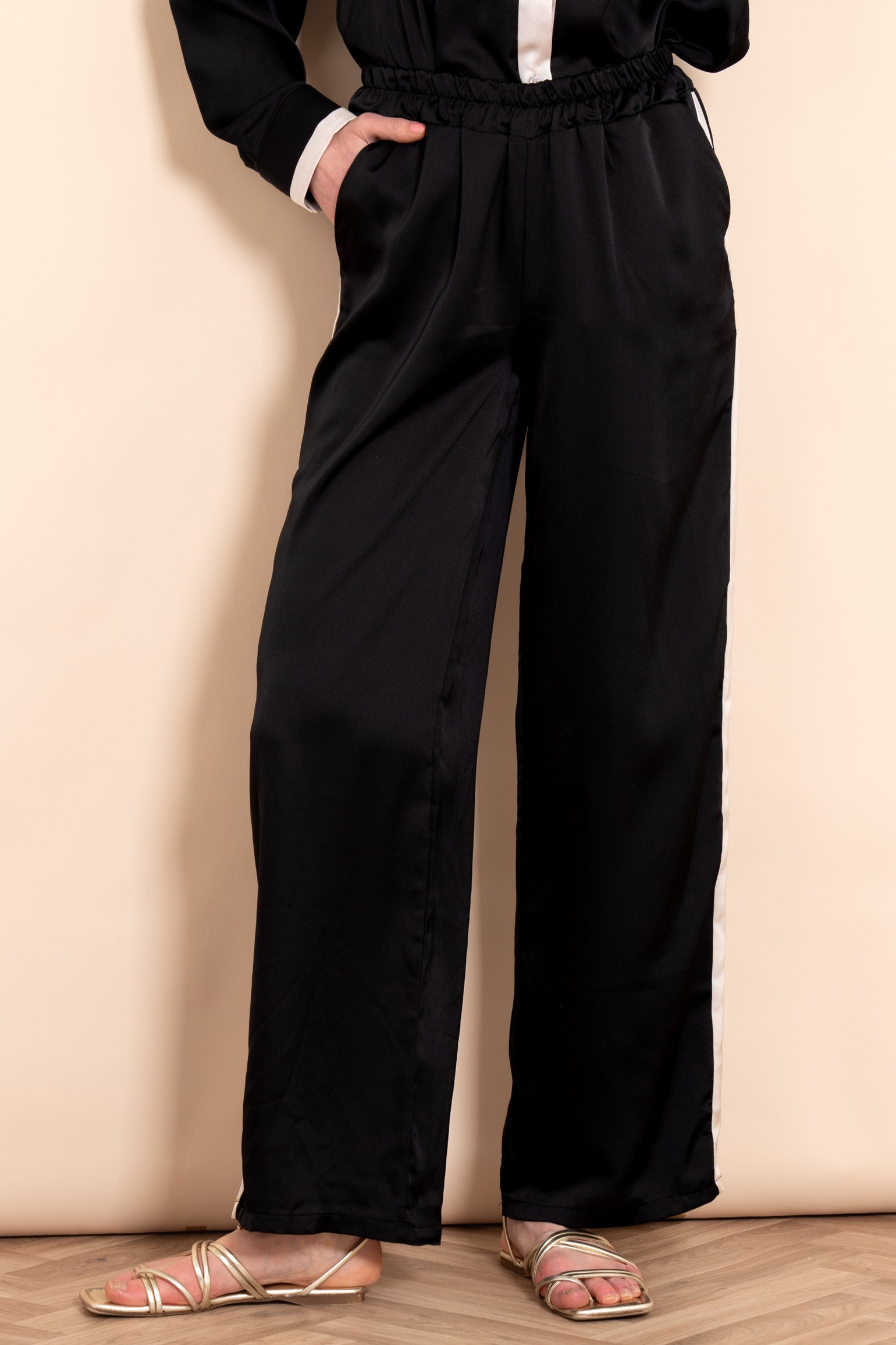 sonnie-wide-leg-trousers-black-cream-contrasting-stripe-pockets