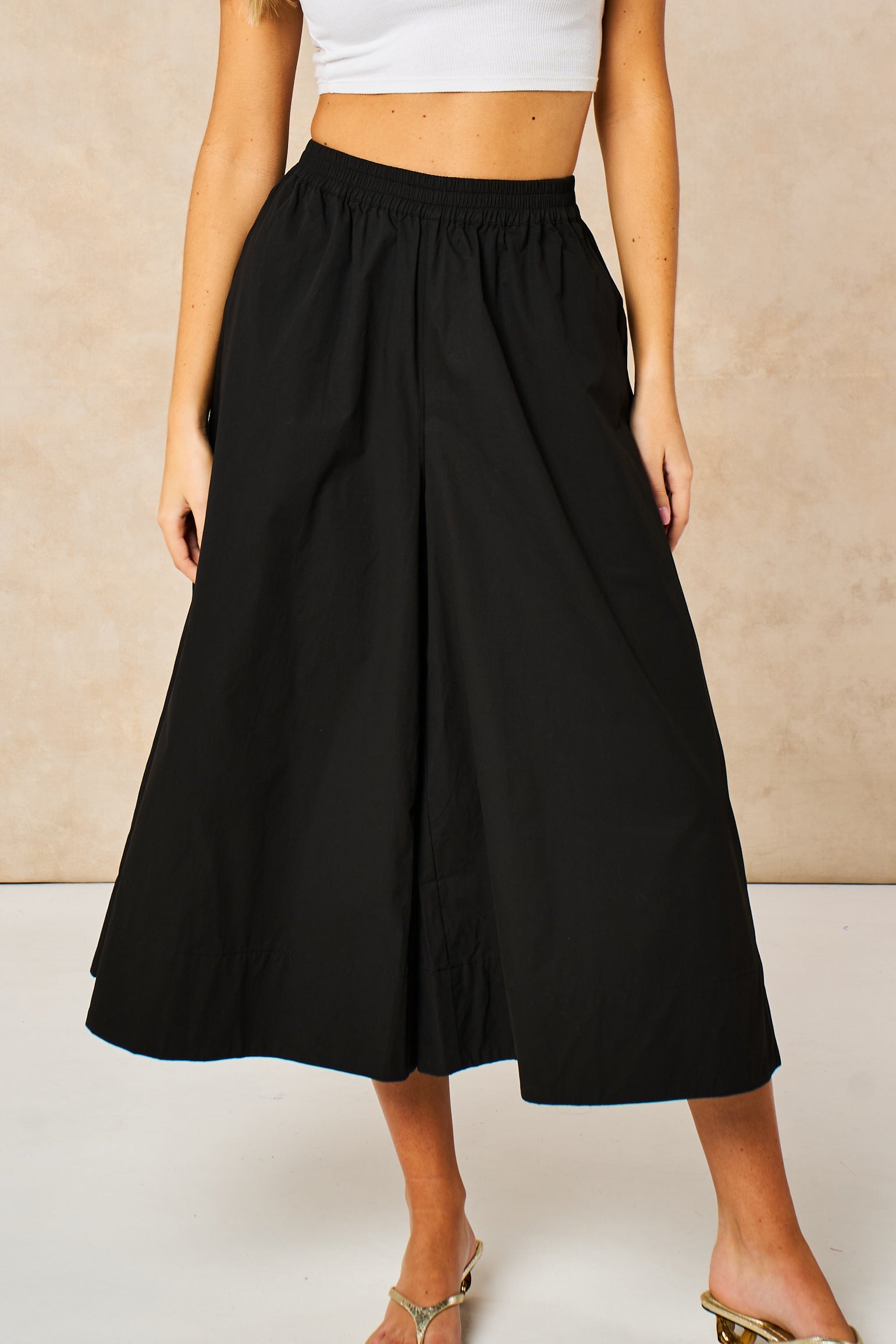 Cropped-Wide-Leg-Cotton-Trousers-in-Black-Front-Close-Up