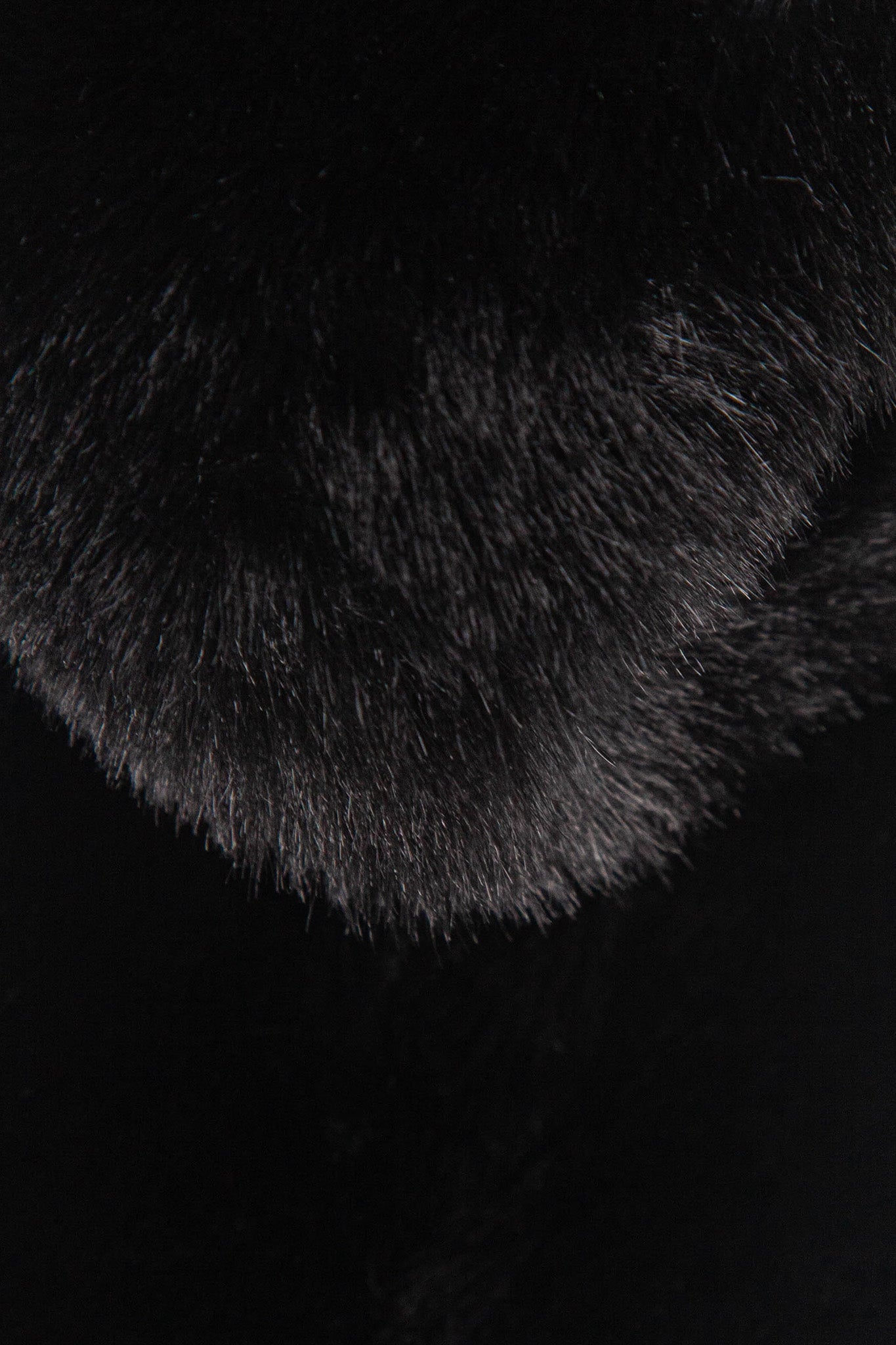 faux-fur-tuck-scarf-black-close-up