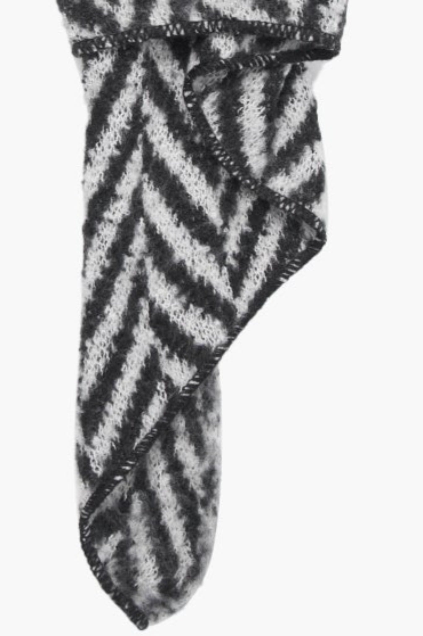 jay-black-white-asymmetric-chevron-heavyweight-scarf-close-up-material
