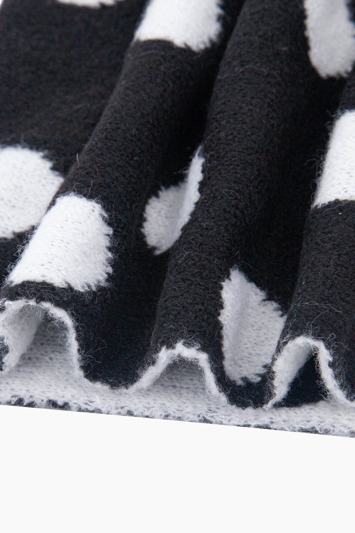 Spotted-Triangle-Heavyweight-Scarf-in-Black/White