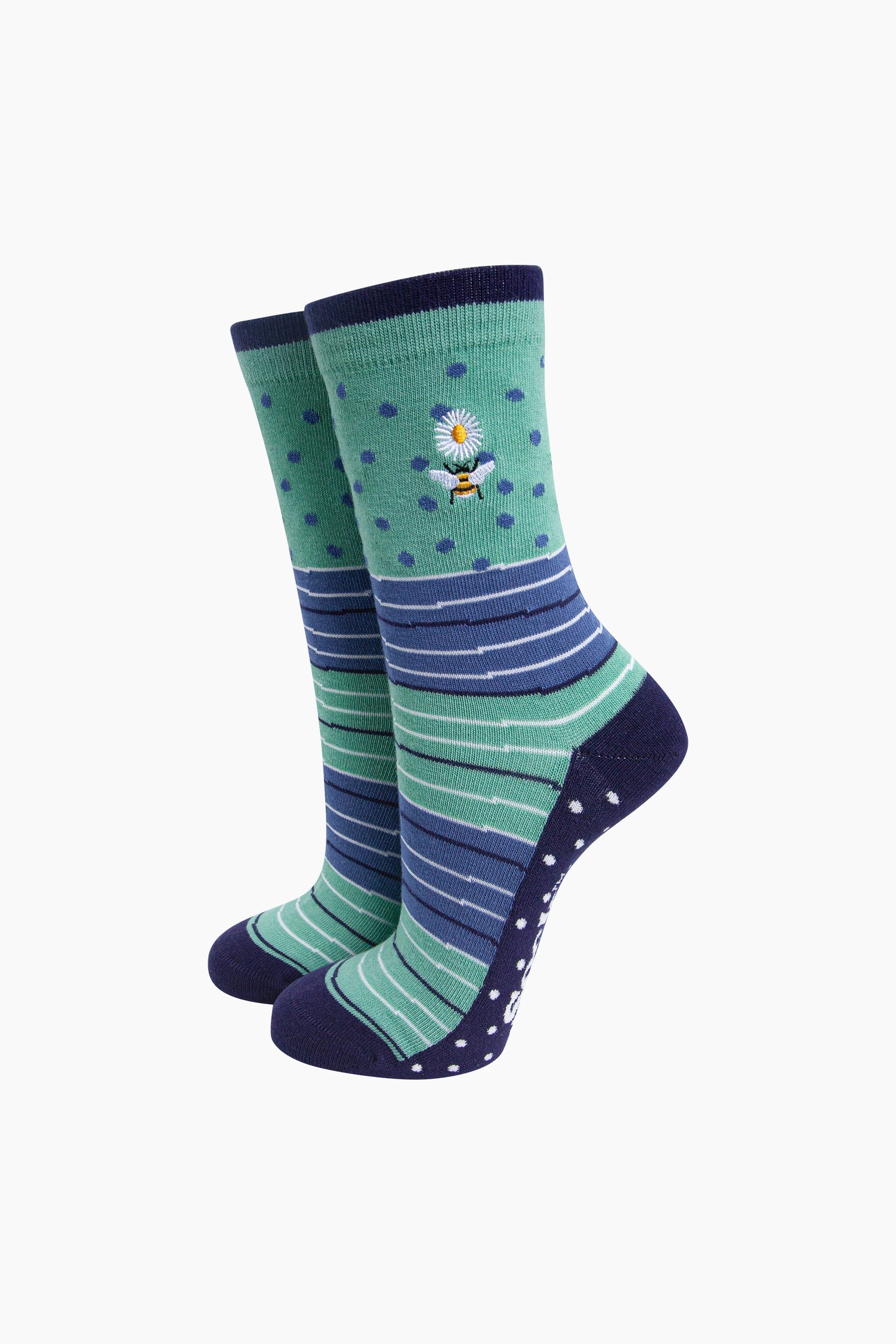 Embroidered-Bee-Daisy-Combed-Cotton-Socks-in-Green-Mannequin