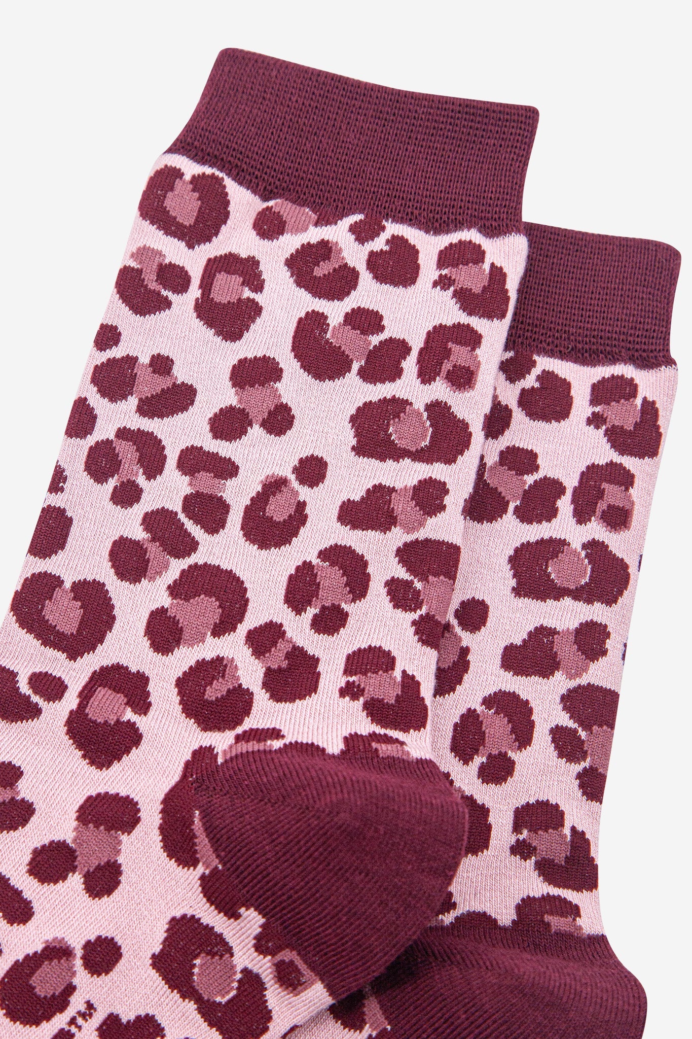 womens-bamboo-socks-light-pink-berry-leopard-close-up