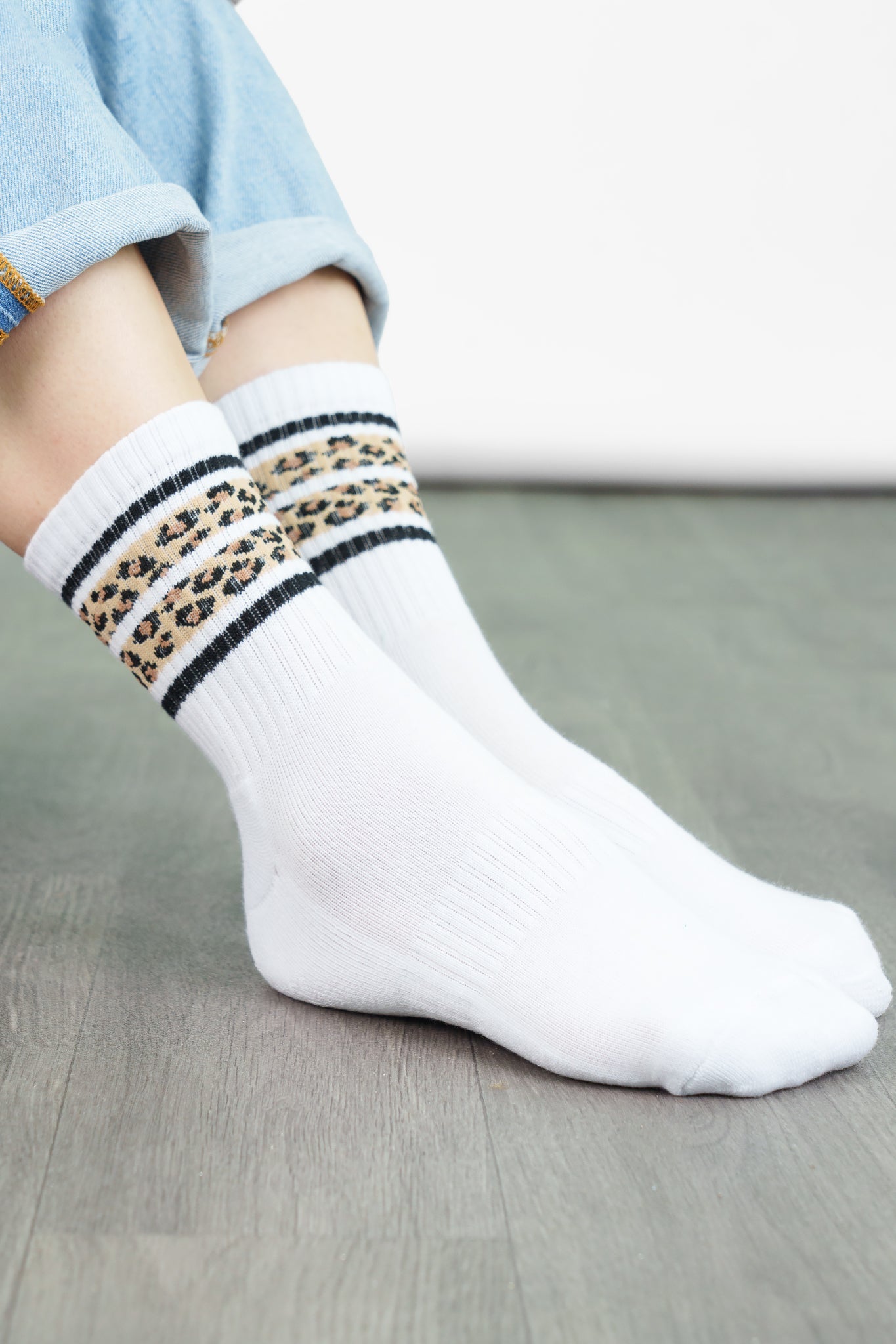 womens-sporty-socks-white-leopard-stripe-animal-print