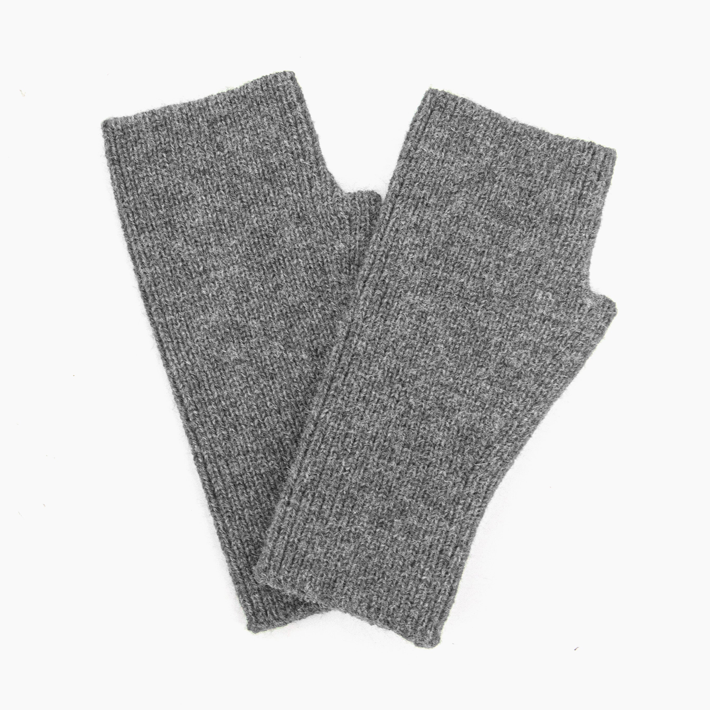 dylan-wrist-warmers-dark-grey-knitted-close-up