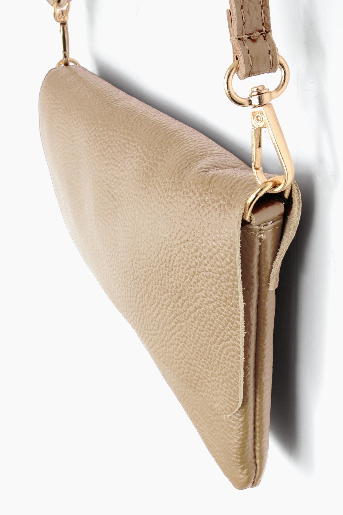 britta-italian-leather-clutch-bag-taupe-closeup-front