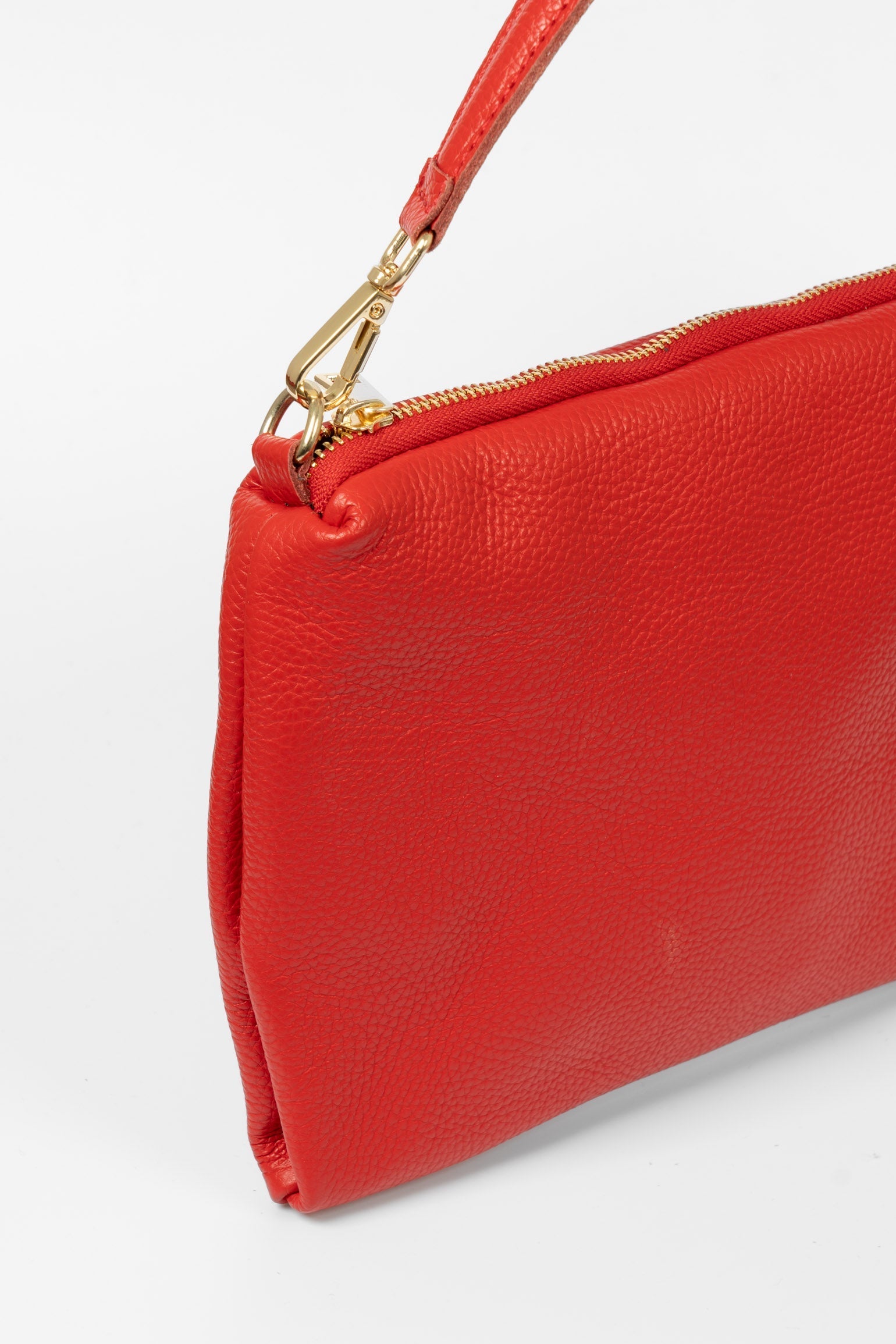sierra-italian-leather-shoulder-bag-red-pebbled-close-up