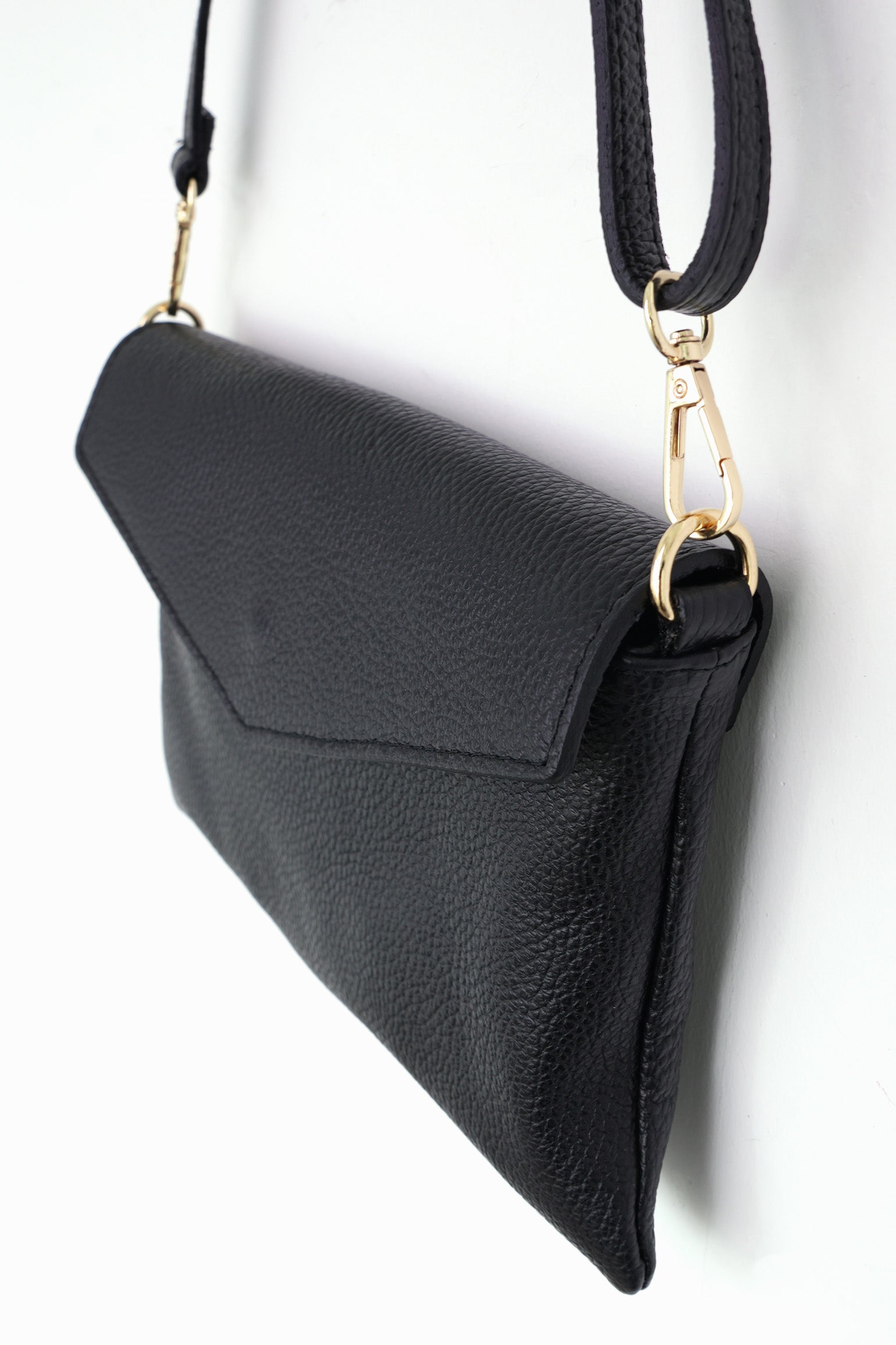 italian-leather-envelope-clutch-bag-black-closeup-front