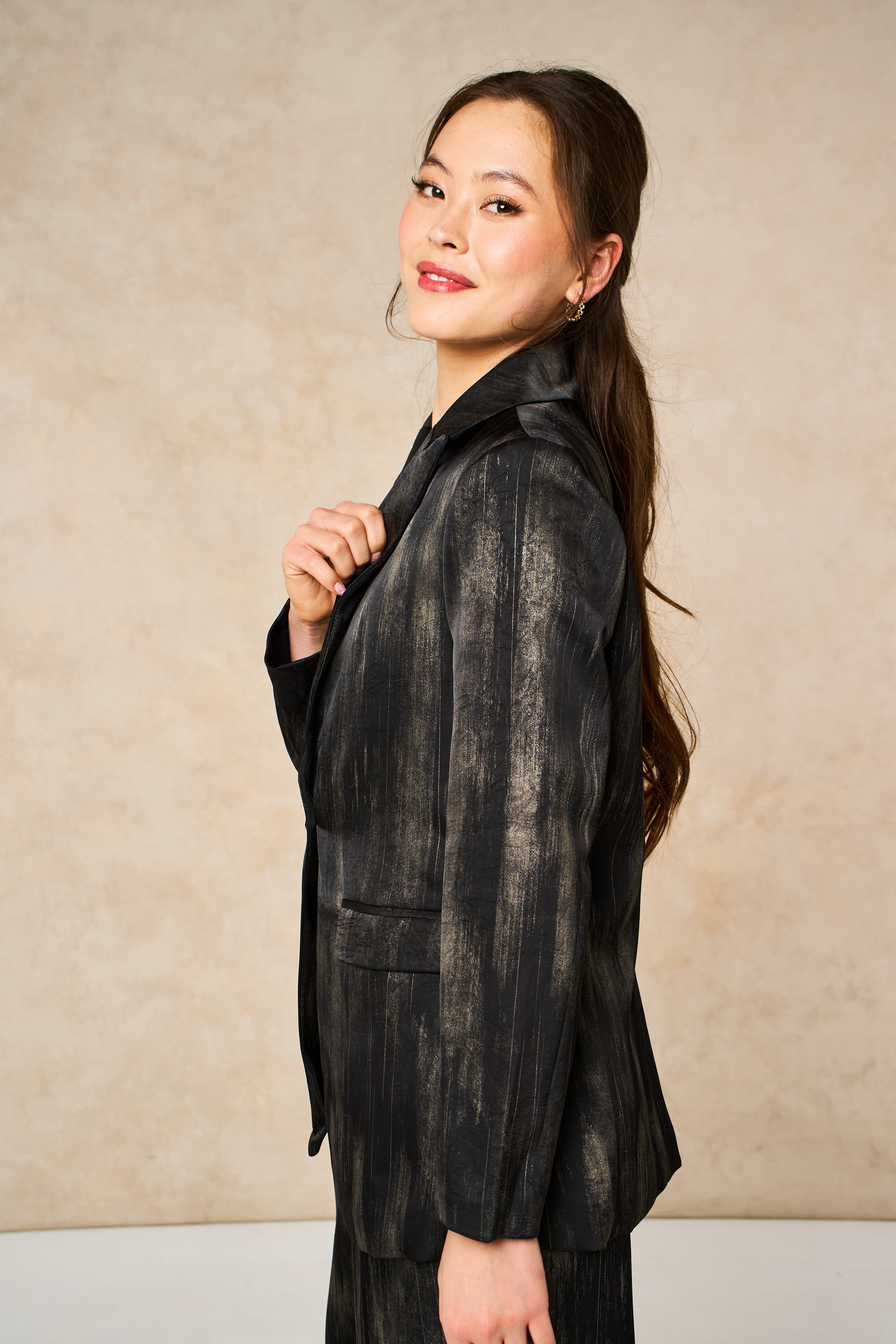 tatum-boyfriend-blazer-black-gold-metallic-brushstroke-carter-wide-leg-trousers-metallic-brushstroke-matching-set-suit