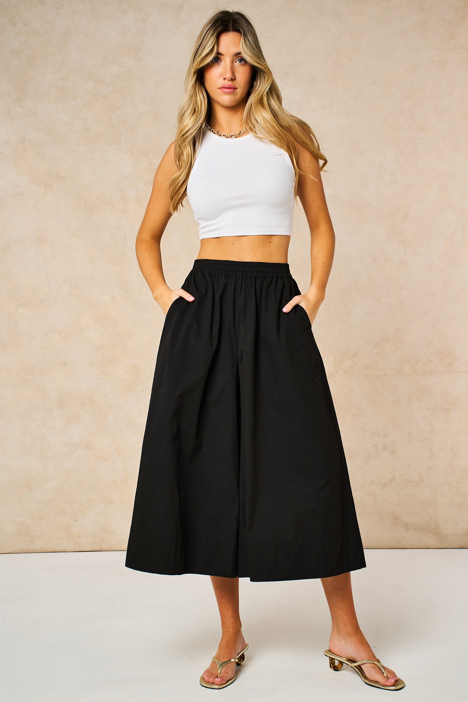 Cropped-Wide-Leg-Cotton-Trousers-in-Black-Front-Styled