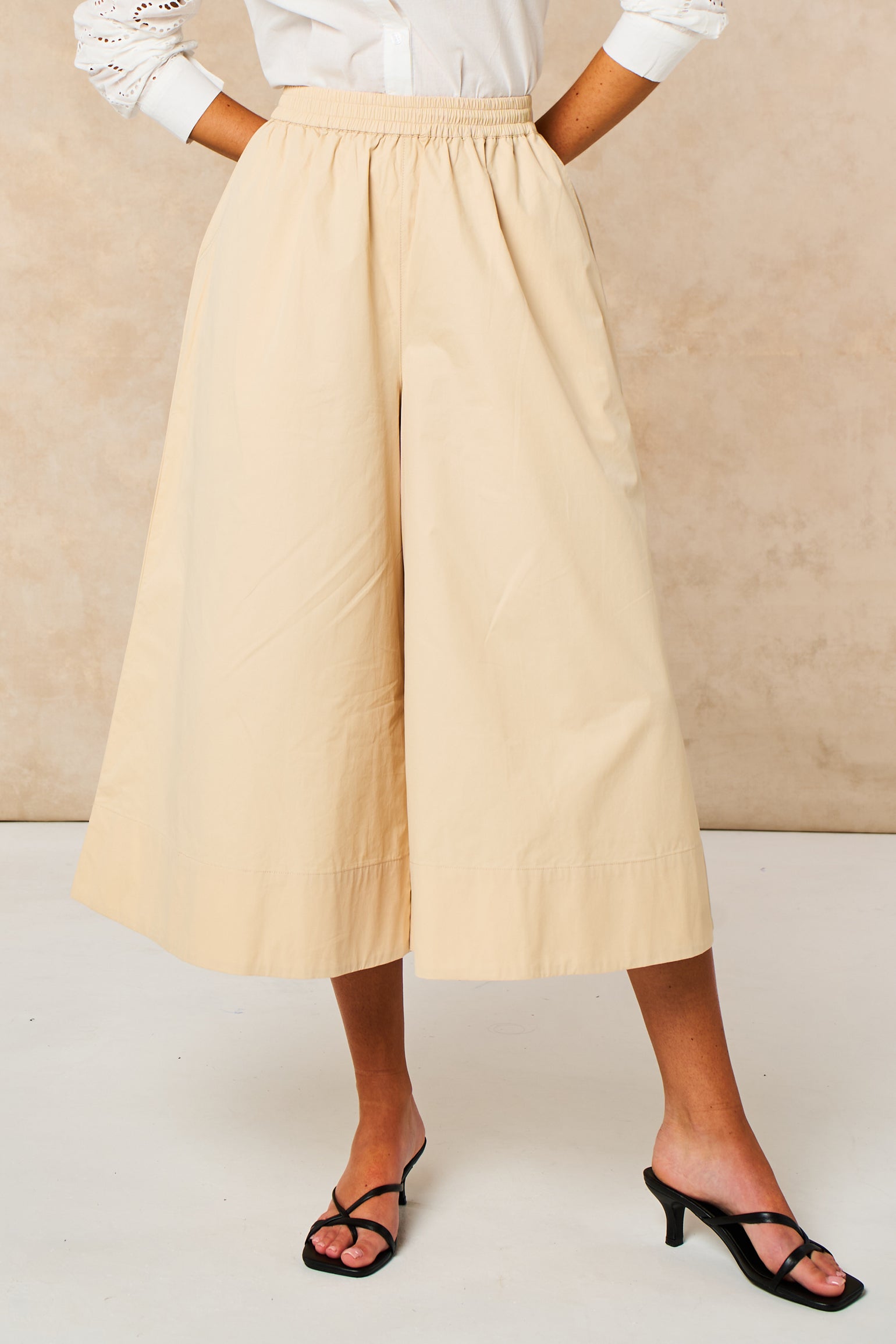 Cropped-Wide-Leg-Cotton-Trousers-in-Beige-Front-Close-Up