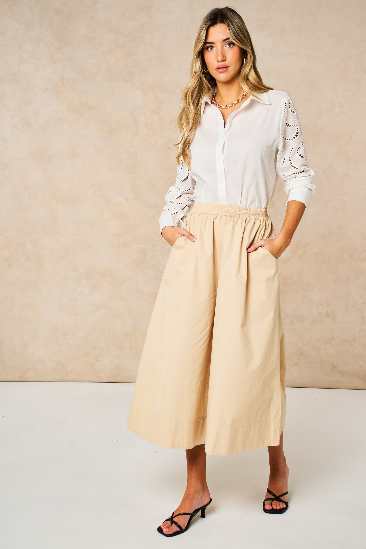Cropped-Wide-Leg-Cotton-Trousers-in-Beige-Side