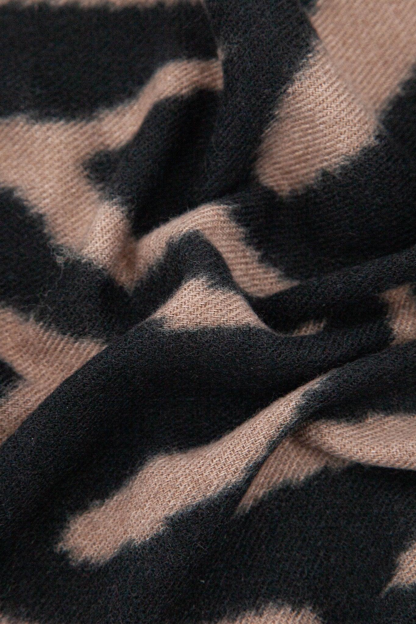 selene-camel-tiger-heavyweight-scarf-close-up-warm-material