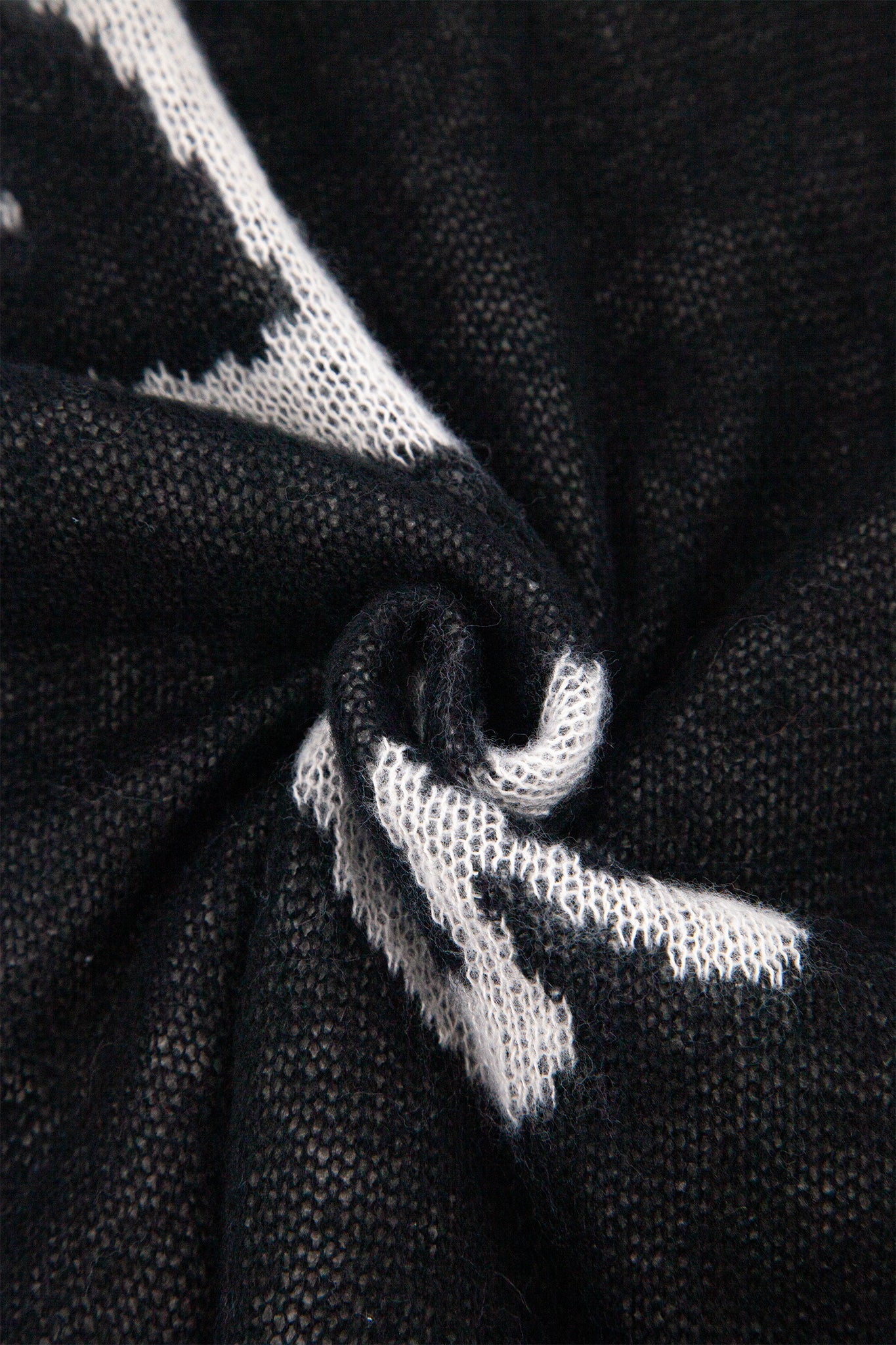 zuri-black-white-sketched-hearts-heavyweight-scarf-close-up-material