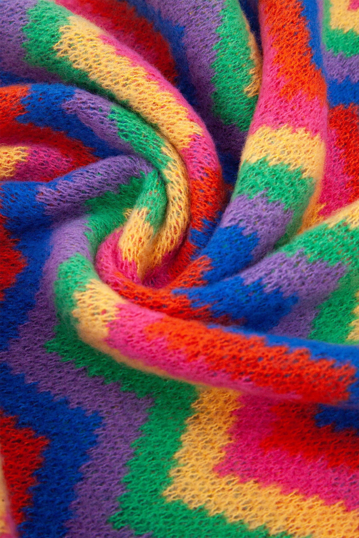 bobbie-multi-colour-zig-zag-heavyweight-scarf-close-up-warm-material