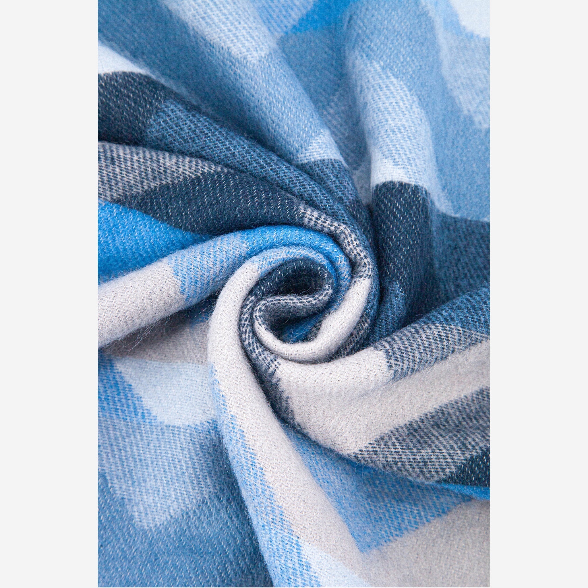 bowie-blue-zig-zag-heavyweight-scarf-close-up-fabric