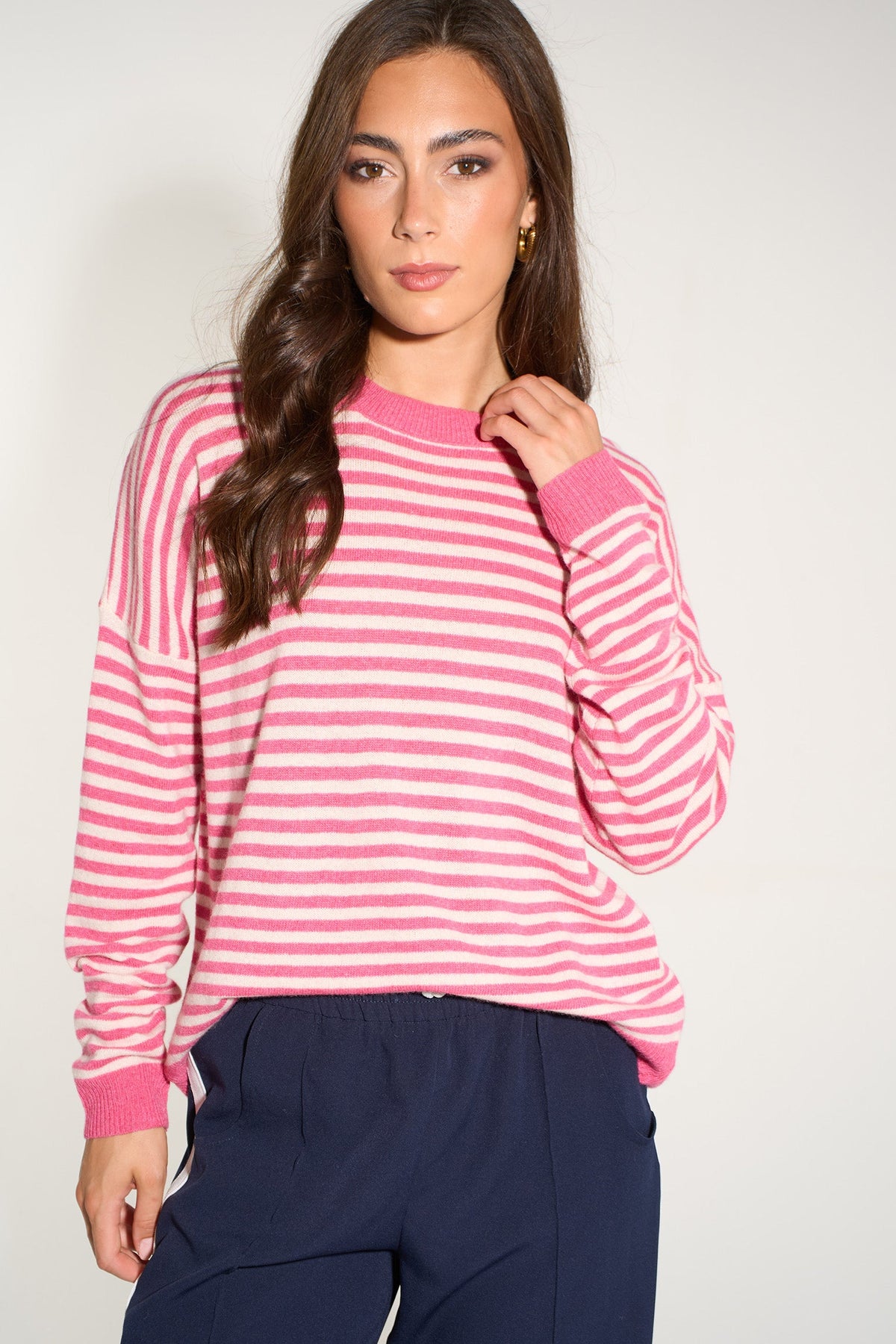 italian-cashmere-wool-blend-striped-jumper-in-fuchsia-cream-closeup-pattern